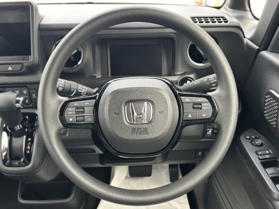 新型N-BOX(ホンダ)届出済未使用車 後席から見た前席