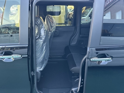新型N-BOX(ホンダ)届出済未使用車 後席内装