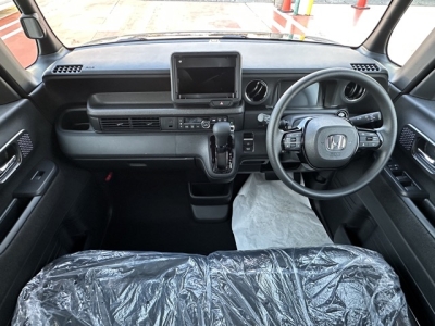 新型N-BOX(ホンダ)届出済未使用車 後席から見た前席