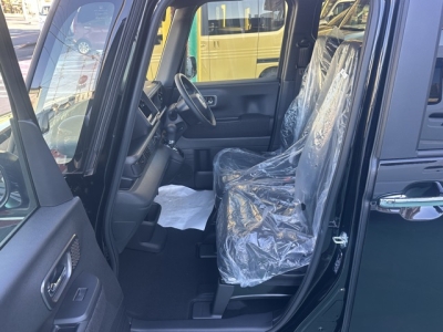 新型N-BOX(ホンダ)届出済未使用車 前席内装