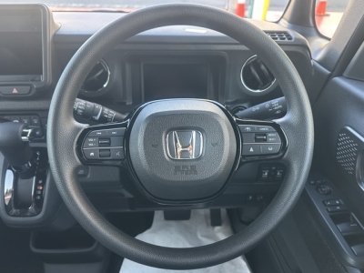 新型N-BOX(ホンダ)届出済未使用車 後席から見た前席