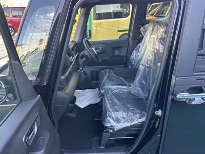 新型N-BOX(ホンダ)届出済未使用車 前席内装