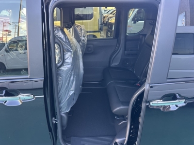 新型N-BOX(ホンダ)届出済未使用車 後席内装