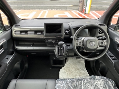 N-WGN(ホンダ)届出済未使用車 後席から見た前席