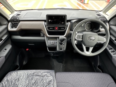 新型ムーヴ(ダイハツ)届出済未使用車 後席から見た前席