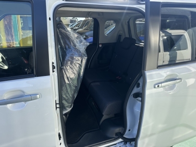 新型ムーヴ(ダイハツ)届出済未使用車 後席内装