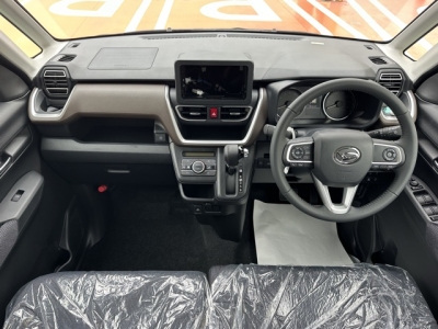 新型ムーヴ(ダイハツ)届出済未使用車 後席から見た前席