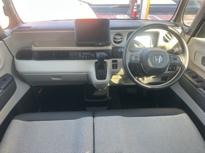 新型N-BOX(ホンダ)中古車 後席から見た前席