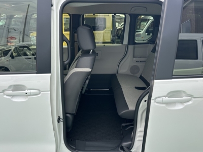 新型N-BOX(ホンダ)中古車 後席内装