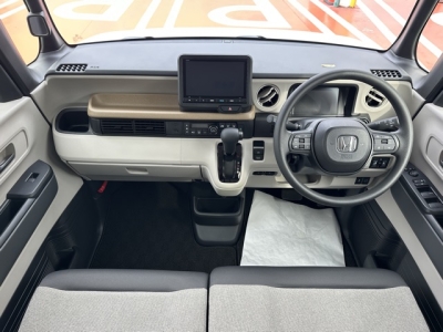 新型N-BOX(ホンダ)中古車 後席から見た前席