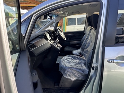 デリカD:5 4WD(三菱)登録済未使用車 前席内装