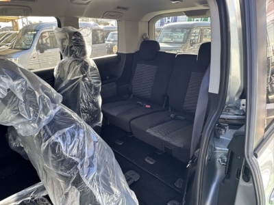 デリカD:5 4WD(三菱)登録済未使用車 後席から見た前席