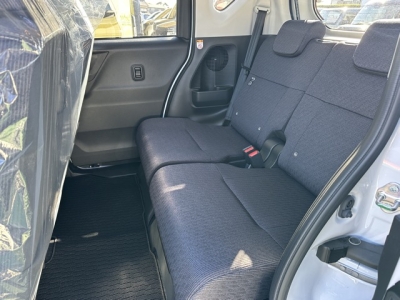 新型ムーヴ(ダイハツ)届出済未使用車 後席内装