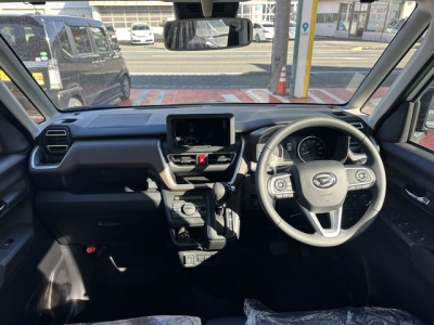 新型ムーヴ(ダイハツ)届出済未使用車 後席から見た前席