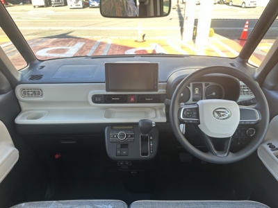 ムーヴキャンバス(ダイハツ)届出済未使用車 後席から見た前席