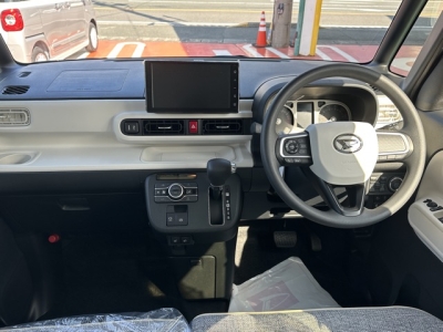 ムーヴキャンバス(ダイハツ)届出済未使用車 後席から見た前席