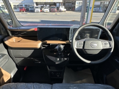 ルークス(ニッサン)届出済未使用車 後席から見た前席