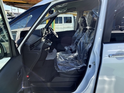 セレナ(ニッサン)登録済未使用車 前席内装