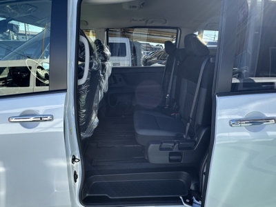 セレナ(ニッサン)登録済未使用車 後席内装