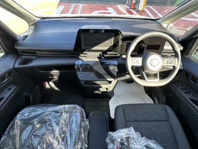 セレナ(ニッサン)登録済未使用車 後席から見た前席