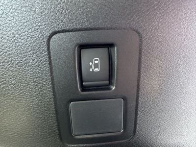 セレナ(ニッサン)登録済未使用車 内外装写真他１