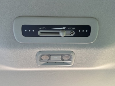 セレナ(ニッサン)登録済未使用車 内外装写真他２