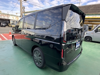 セレナ(ニッサン)登録済未使用車 後方