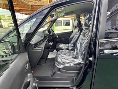 セレナ(ニッサン)登録済未使用車 前席内装