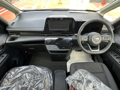 セレナ(ニッサン)登録済未使用車 後席から見た前席