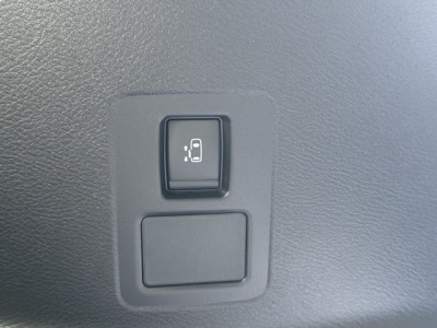 セレナ(ニッサン)登録済未使用車 内外装写真他１