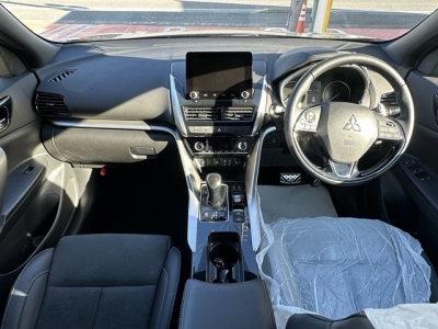 エクリプスクロスPHEV(三菱)中古車 後席から見た前席