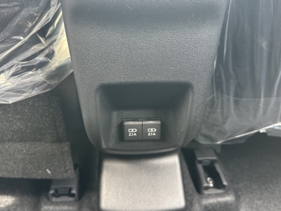 ライズ(トヨタ)登録済未使用車 後席から見た前席