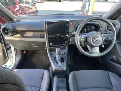 GRヤリス(トヨタ)中古車 後席から見た前席
