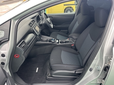 リーフ(ニッサン)中古車 前席内装