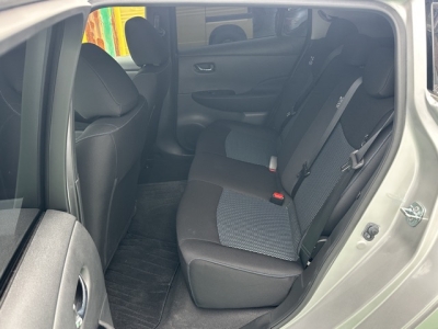 リーフ(ニッサン)中古車 後席内装