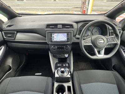 リーフ(ニッサン)中古車 後席から見た前席