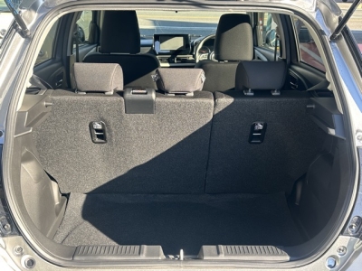 新型スイフト(スズキ)中古車 内外装写真