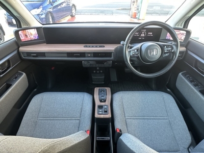 HONDA e(ホンダ)中古車 後席から見た前席