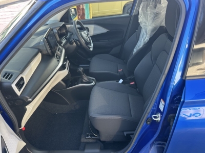 新型スイフト(スズキ)登録済未使用車 前席内装