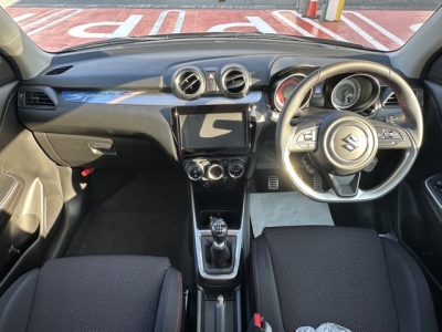 スイフトスポーツ(スズキ)登録済未使用車 後席から見た前席