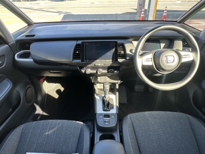 フィット(ホンダ)中古車 後席から見た前席
