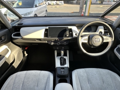 フィット(ホンダ)中古車 後席から見た前席