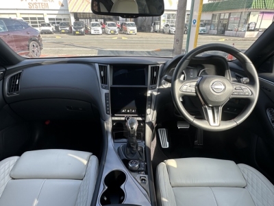 スカイライン(ニッサン)中古車 後席から見た前席