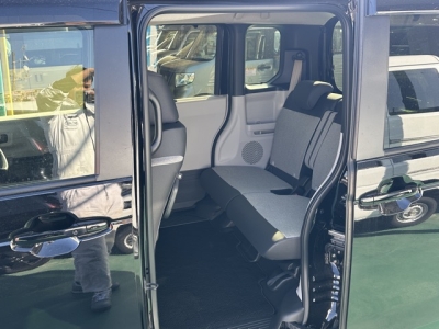 新型N-BOX(ホンダ)中古車 後席内装
