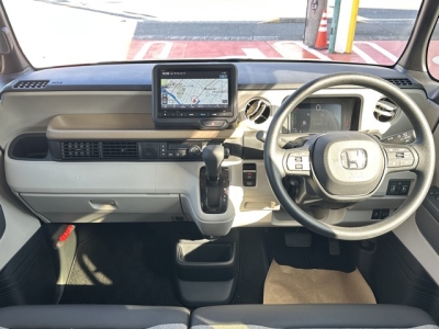 新型N-BOX(ホンダ)中古車 後席から見た前席