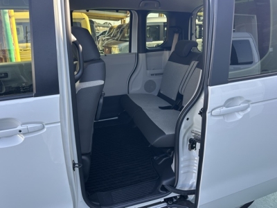 新型N-BOX(ホンダ)中古車 後席内装