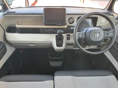 新型N-BOX(ホンダ)中古車 後席から見た前席