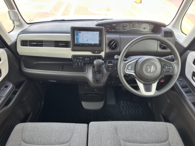 N-BOX(ホンダ)中古車 後席から見た前席
