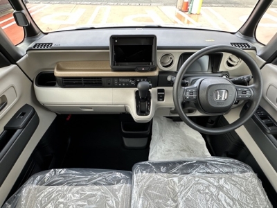 新型N-BOX(ホンダ)届出済未使用車 後席から見た前席