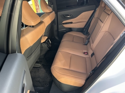 クラウンスポーツ(トヨタ)中古車 後席内装